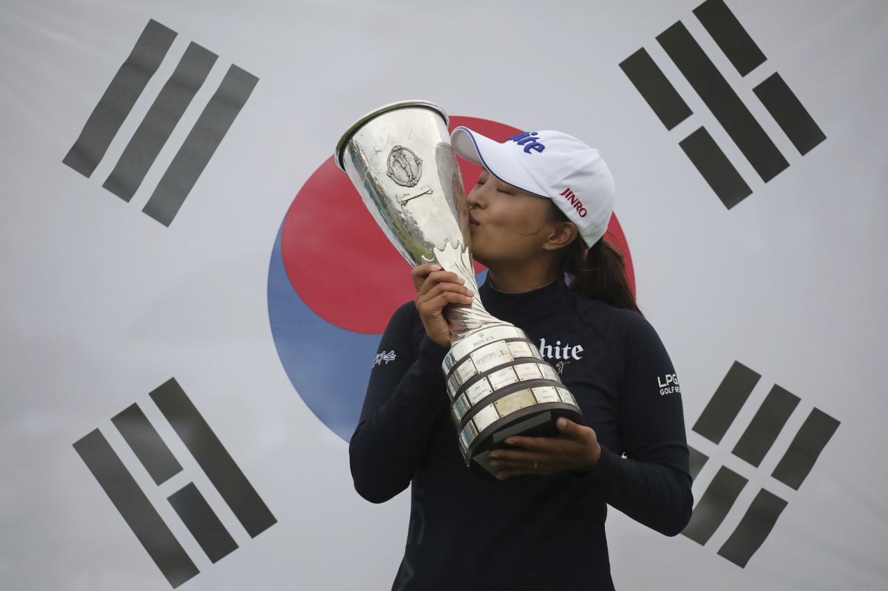 고진영이 시즌 네 번째 메이저대회 에비앙 챔피언십에서 최종합계 15언더파 269타로 우승한 후 트로피에 입맞춤하고 있다./ 연합뉴스