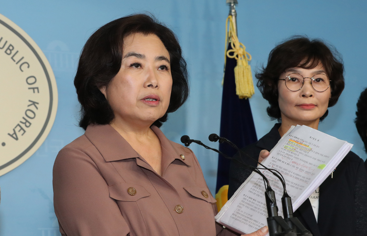 국회 국토교통위원장직 사퇴를 거부하고 있는 박순자 자유한국당 의원이 25일 오전 국회 정론관에서 사퇴 거부 이유 등을 밝히는 기자회견을 하고 있다. [연합]