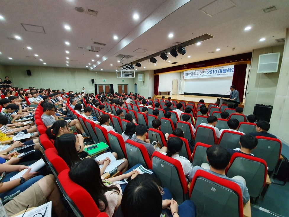 지난 28일 열린 화학올림피아드 여름학교 입교식에서 한국 다우 이창현 상무가 축사를 하고 있다. [한국다우 제공]