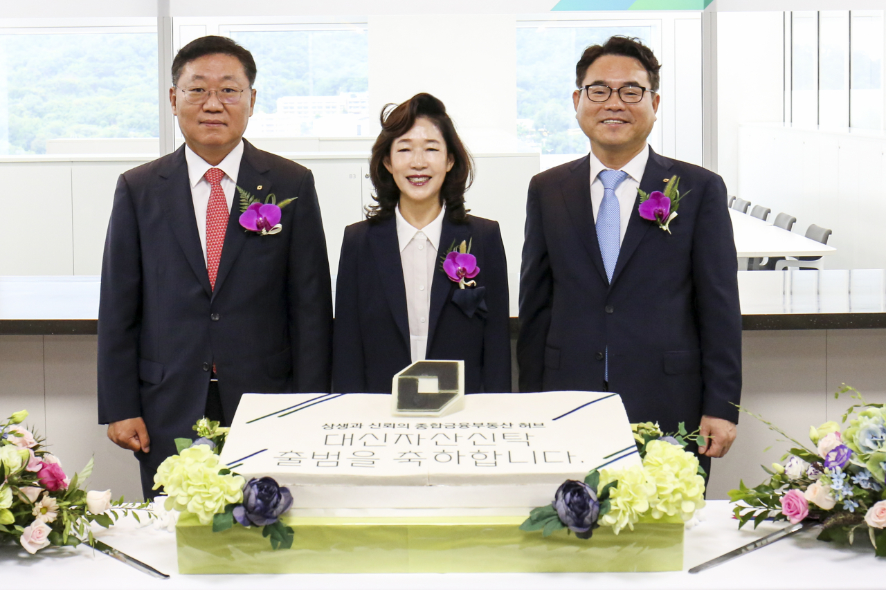 대신자산신탁 공식 출범식에서 이어룡 대신금융그룹 회장(가운데)과 김철종 대신자산신탁 대표(오른쪽), 나재철 대신증권 대표(왼쪽)가 함께 기념사진을 촬영하고 있다.[사진제공 = 대신증권]