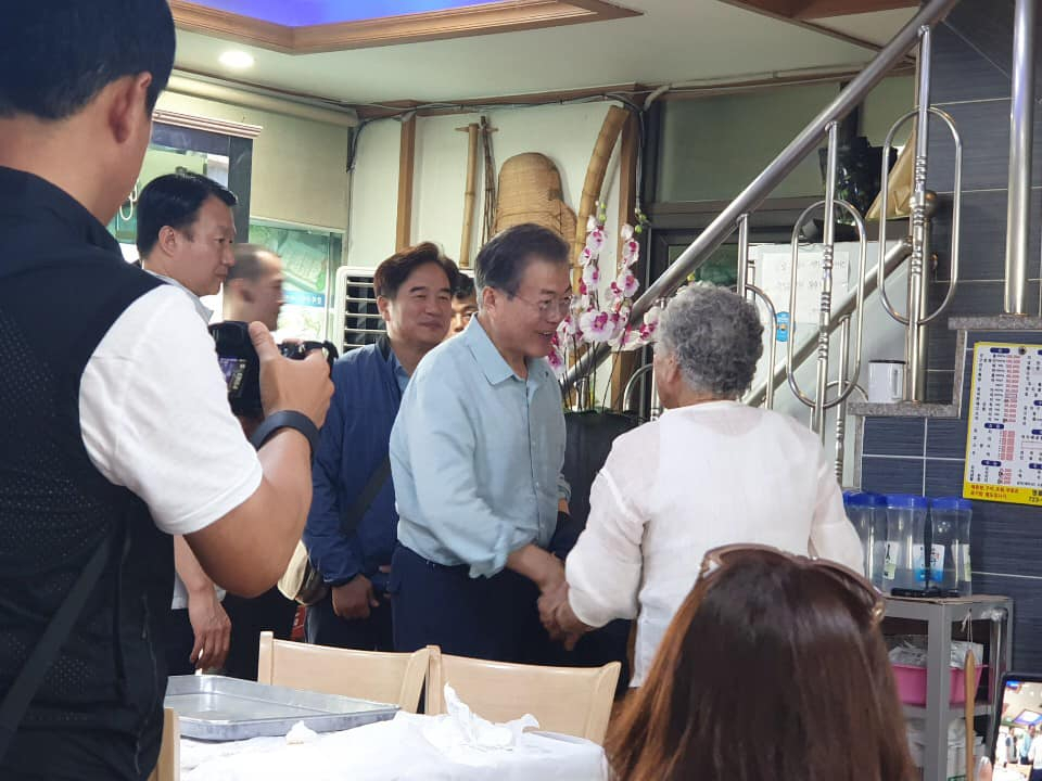 문재인 대통령이 지난 27일 오전 현지 식당에서 식사를 하고 주민들과 인사를 나누고 있다. [제주특별자치도 소상공인경영지원센터 페이스북 캡처]