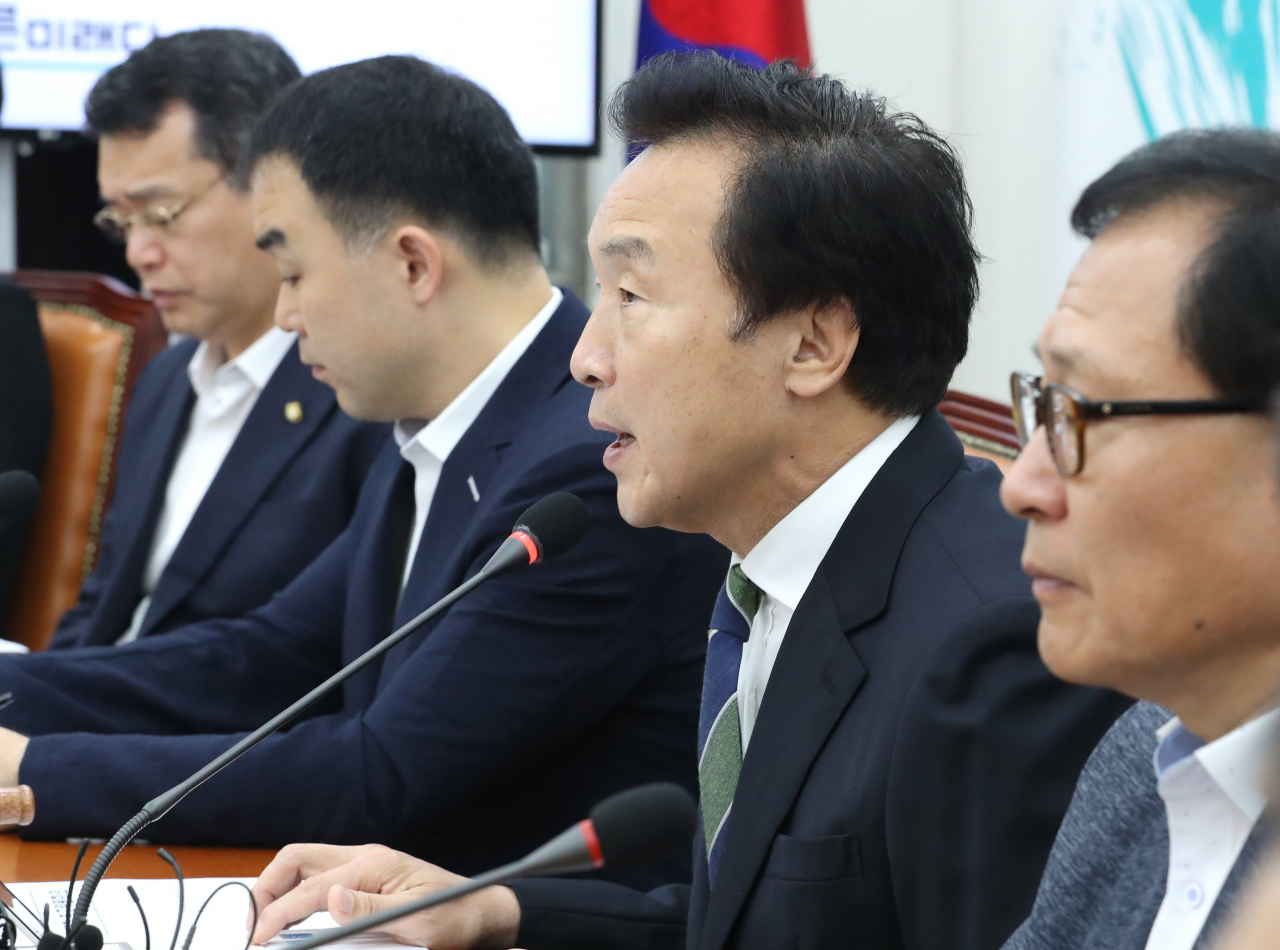 손학규 바른미래당 대표(왼쪽 두번째)가 29일 오전 국회에서 열린 최고위원회의에서 발언하고 있다. [연합]