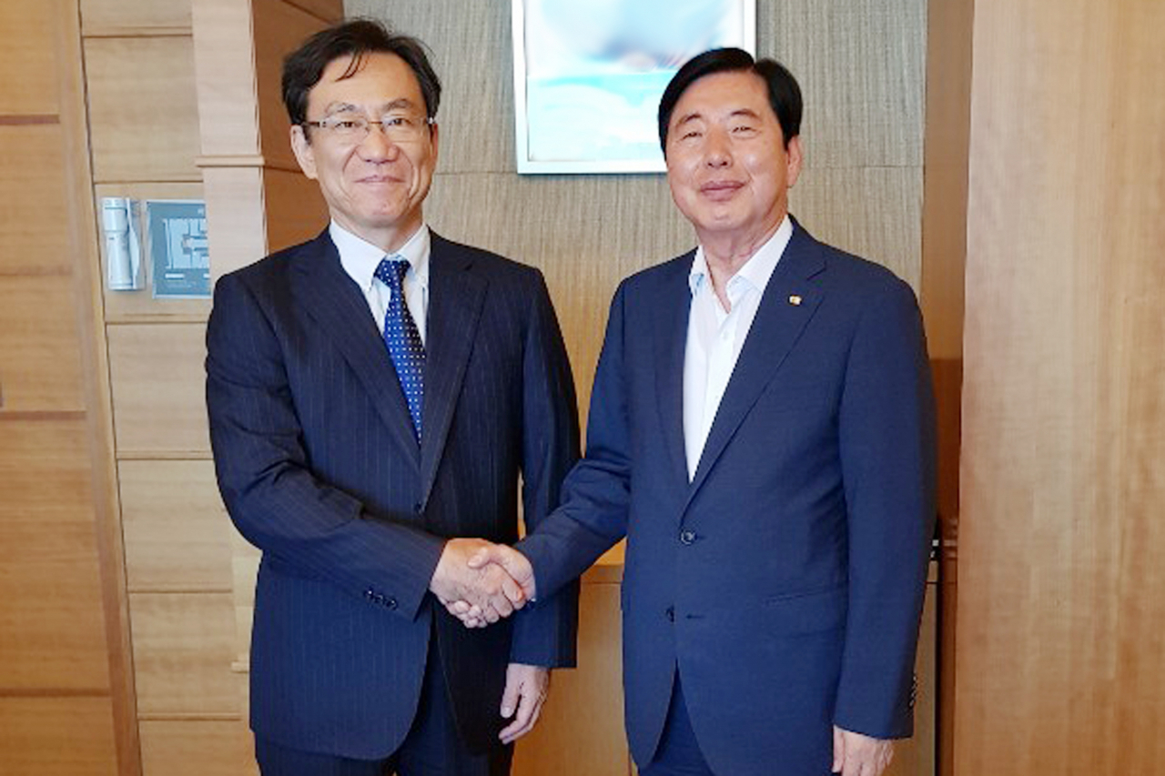 허용도 부산상의 회장이 임기를 마치고 일본 외무성으로 복귀하는 미치가미 히사시 주부산 일본총영사를 만나 최근 일본의 경제보복에 대한 기업인들의 입장을 전달한 사실이 뒤늦게 알려지면서 관심을 모으고 있다.