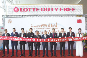 지난 26일 베트남 하노이 노이바이 국제공항에서 열린 ‘롯데면세점 하노이공항점 오픈 행사’에서 (왼쪽 다섯 번째부터) 응우엔 링 즈엉 베트남 국영 공항공사 부사장, 송용덕 롯데그룹 호텔&서비스BU장, 응우엔 쯍 칸 베트남 관광청장, 이갑 롯데면세점 대표이사 등 참석자들이 기념촬영을 하고 있다.