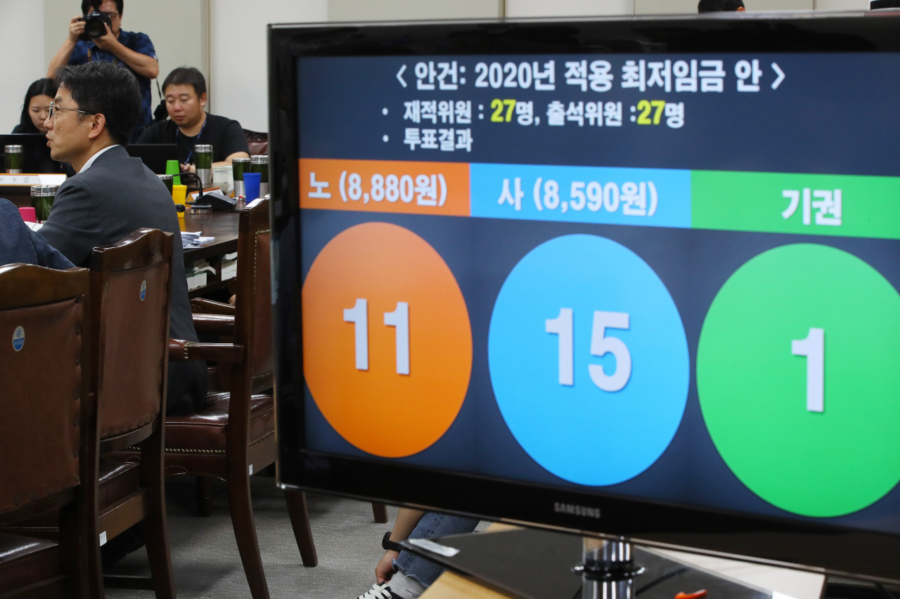지난 12일 세종시 정부세종청사 최저임금위원회 전원회의실에 2020년 적용 최저임금안 투표 결과가 보여지고 있다. [연합]