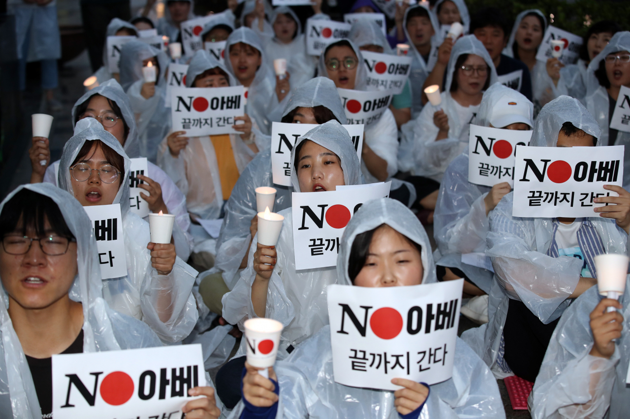 지난 25일 서울 종로구 주한일본대사관 앞에서 일본제품 불매운동 참가 사연 등을 밝히는 '일본대사관 앞 시민 촛불 발언대'에 참가한 시민들이 구호를 외치고 있다. [연합]