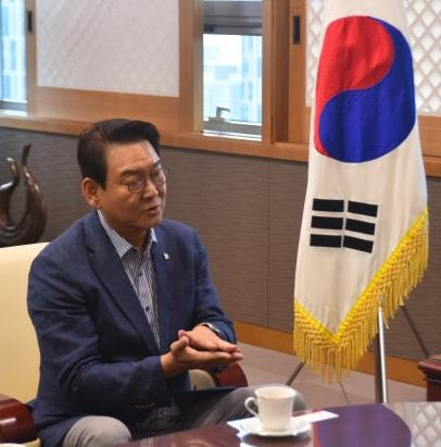 김교흥 위원장이 인천경제청장을 만나 청라 현안 문제 등에 대해 이야기를 하고 있다.
