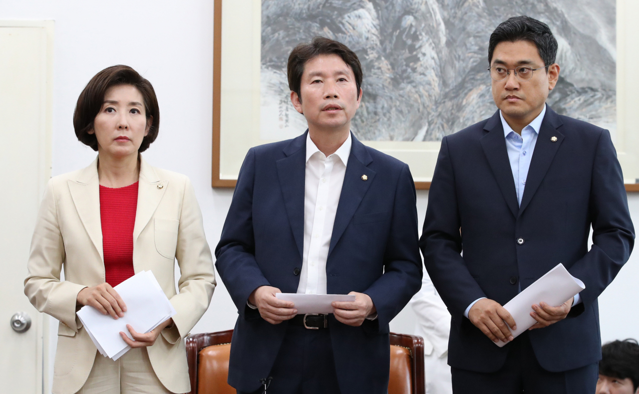 더불어민주당 이인영(가운데)·자유한국당 나경원(왼쪽)·바른미래당 오신환 여야 3당 교섭단체 원내대표가 29일 오후 국회에서 원내대표 회동을 마친 뒤 안보국회·추경처리 및 7월 임시국회 정상화를 발표하고 있다. [연합]