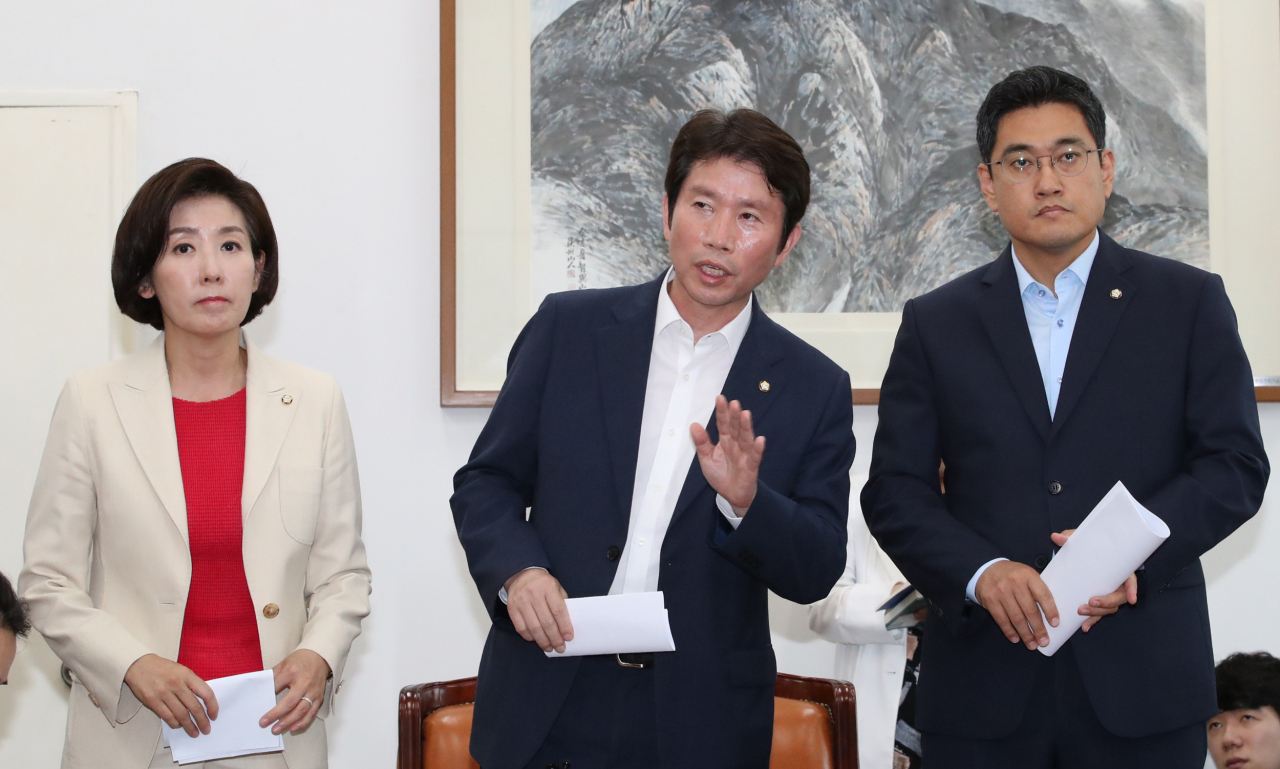 더불어민주당 이인영(가운데)·자유한국당 나경원(왼쪽)·바른미래당 오신환 여야 3당 교섭단체 원내대표가 29일 오후 국회에서 원내대표 회동을 마친 뒤 안보국회·추경처리 및 7월 임시국회 정상화를 발표하고 있다. [연합]