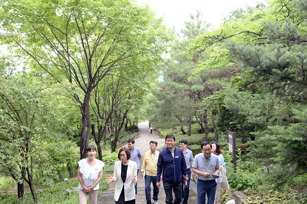 은수미 성남시장이 녹지공간 확충대상지를 둘러보고있다.[성남시 제공]