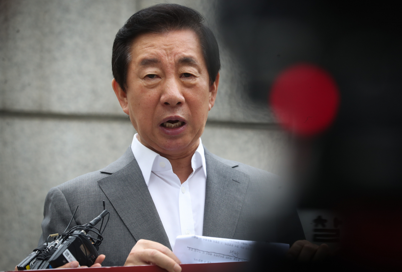 자유한국당 김성태 의원이 23일 오전 서울 양천구 서울남부지검 앞에서 KT에 딸을 부정 채용시킨 혐의로 자신을 수사한 검찰 관계자들을 규탄하는 1인 시위를 벌이고 있다. [연합]