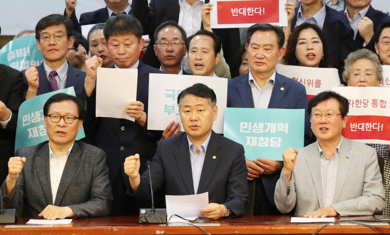 김관영 바른미래당 의원, 문병호 최고위원과 일부 지역위원장, 당원들이 지난 29일 국회 의원회관에서 '바른미래당을 지키는 당원들의 모임' 회동을 한 뒤 혁신위 해체 및 자유한국당 통합 반대를 요구하는 구호를 외치고 있다. [연합]