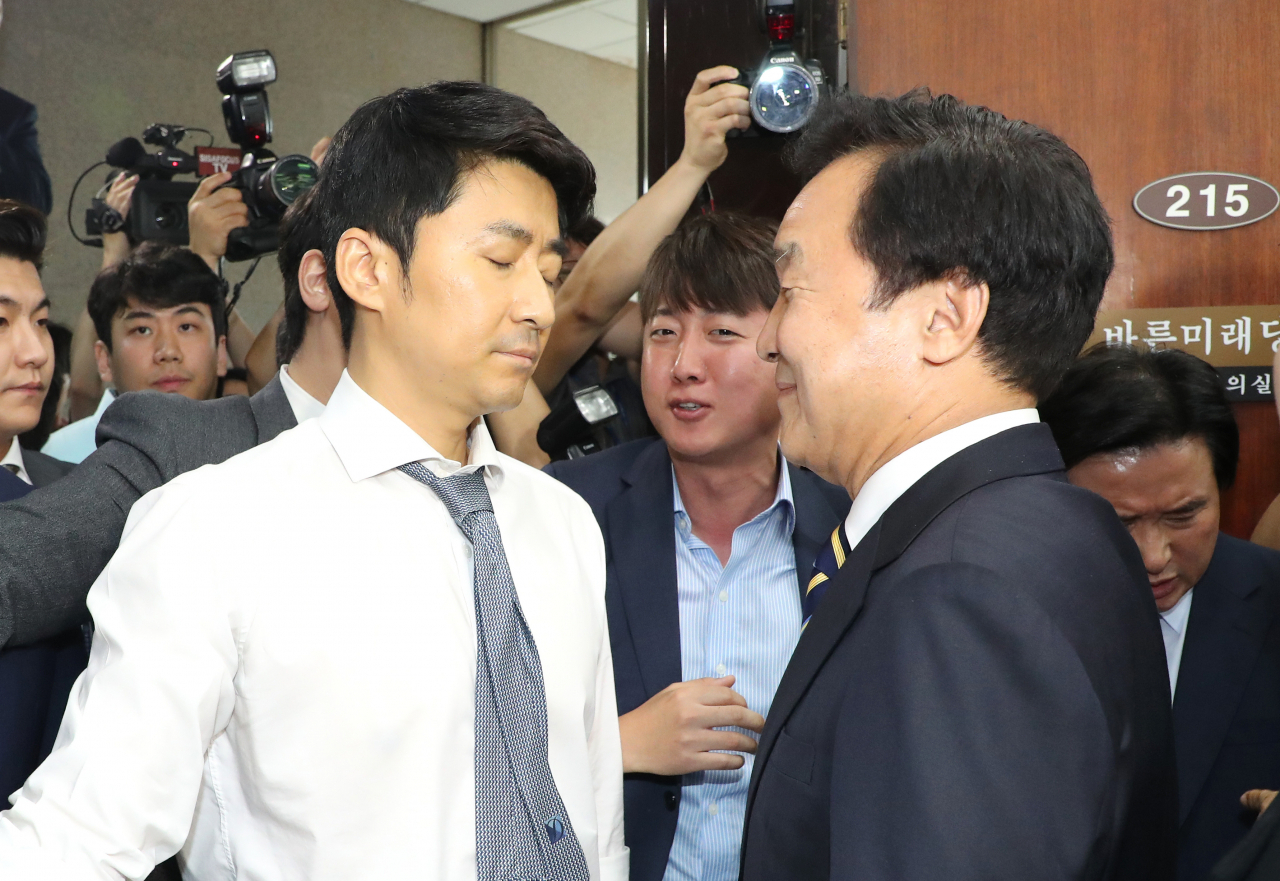 바른미래당 당 혁신을 요구하며 단식 농성 중인 권성주 혁신위원(왼쪽) 등이 지난 22일 오전 국회에서 열린 최고위원회의를 마치고 이동하는 손학규 대표(오른쪽)를 막아서며 대화를 요구하고 있다. [연합]