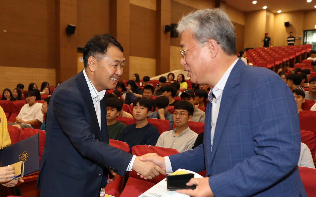 민주평화당 유성엽 원내대표(오른쪽)와 바른미래당 김관영 의원이 26일 오전 국회에서 열린 '전국 초중고 학생 학교폭력근절 토론회'에서 만나 악수하고 있다. [연합]
