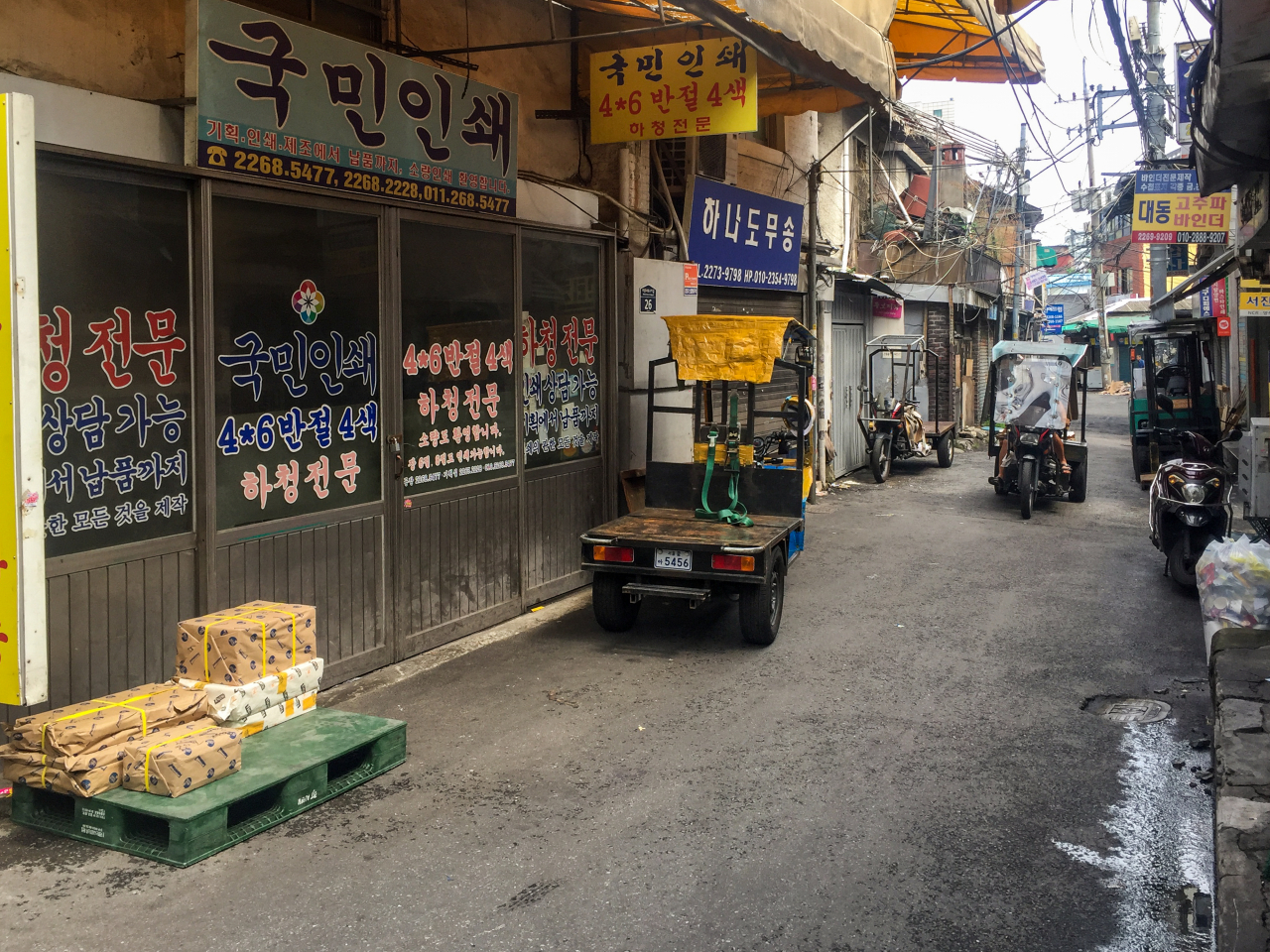 충무로 인쇄골목의 '필수 아이템' 삼발이 오토바이가 지나가고 있다. [서울시 제공]