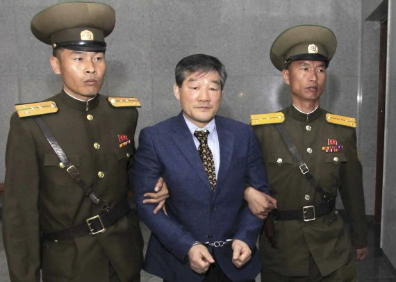 지난 2016년 4월 북한 평양서 재판에 출석한 김동철 목사(가운데). [AP]