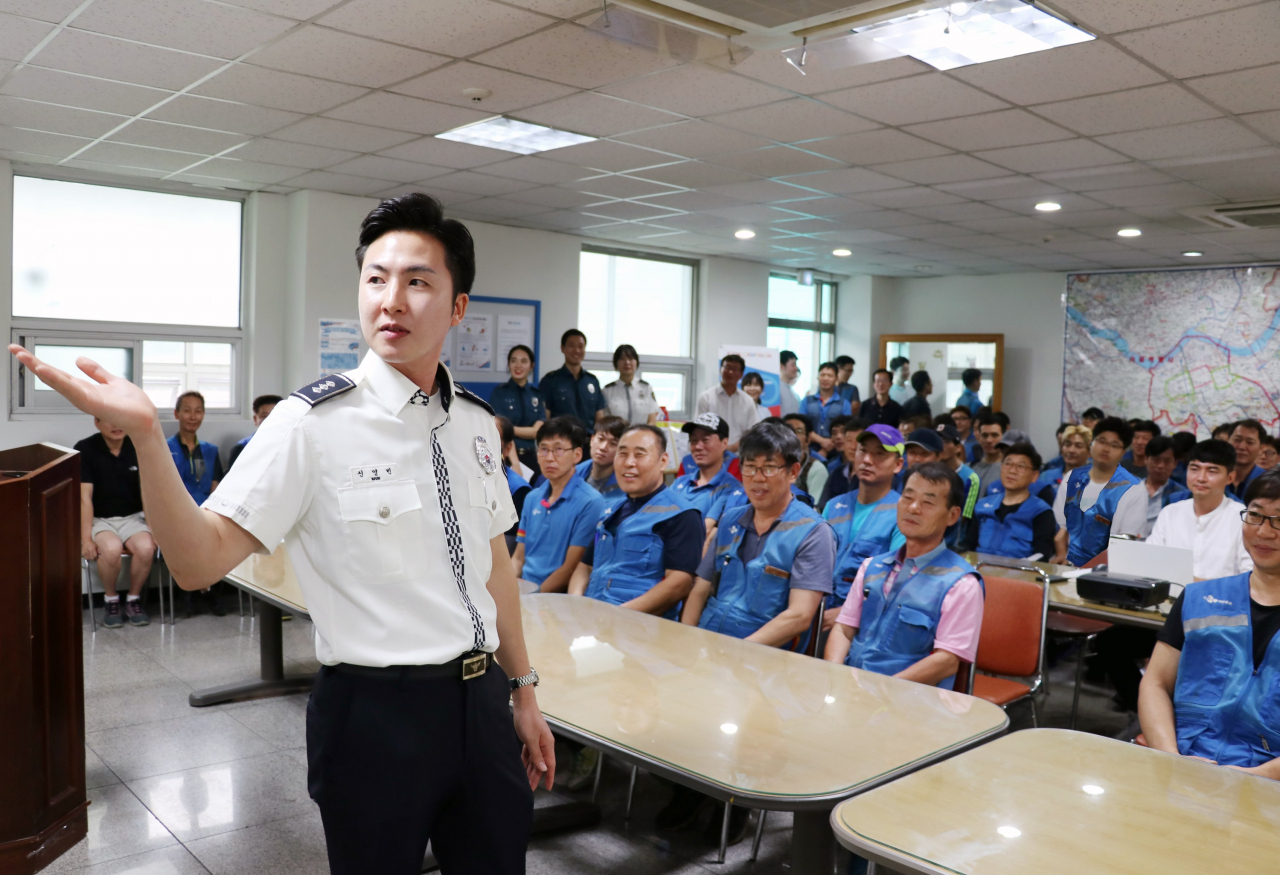 경기도 광주시 CJ대한통운 택배 터미널에서 진행한 ‘교통안전·여성안심 문화 조성’ 교육에서 서울지방경찰청 교통안전계 신영빈 경장이 택배기사들에게 교통법규, 안전운전 수칙 등을 알려주고 있다. [CJ대한통운 제공]