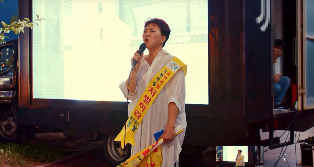 광주데이트 폭력 가해자로 몰린 남성의 어머니가 발언하고 있다.[ CBS노컷뉴스 영상 캡처]