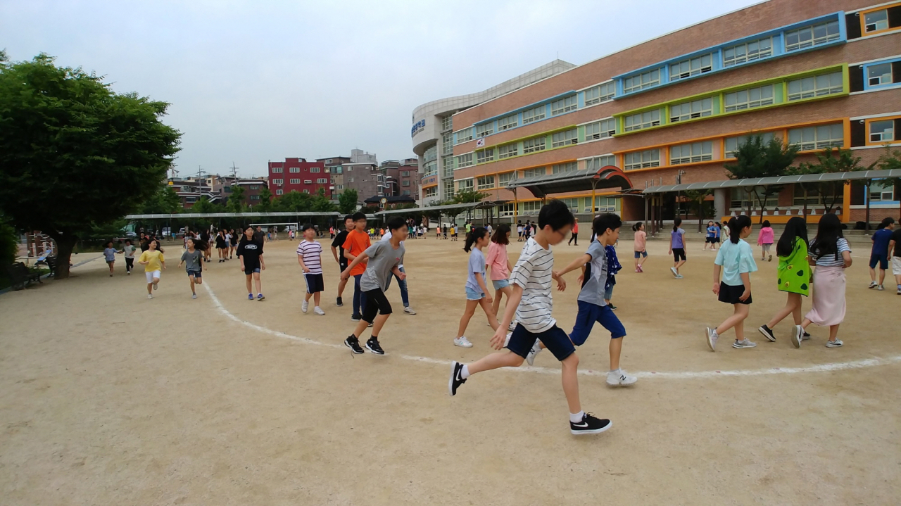 고척초등학교 학생들이 비만예방을 위한 신체활동 프로그램을 진행하고 있다. [구로구 제공]