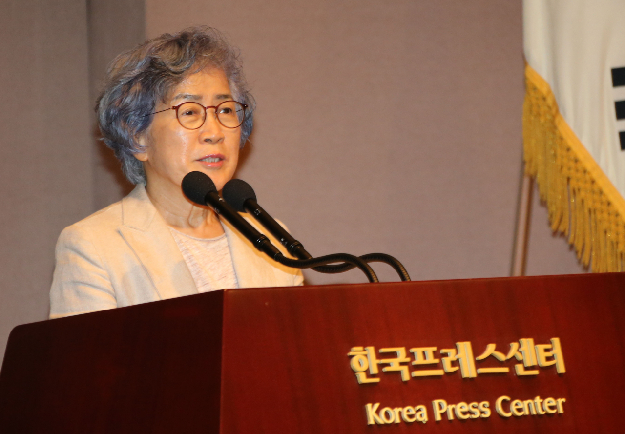 24일 오후 서울 프레스센터 국제회의장에서 열린 청렴사회민관협의회와 국민권익위원회 공동 주최로 열린 '공익신고자 보호제도 발전 방안'공개 토론회에서 박은정 국민권익위원장이 인사말을 하고 있다. [연합]