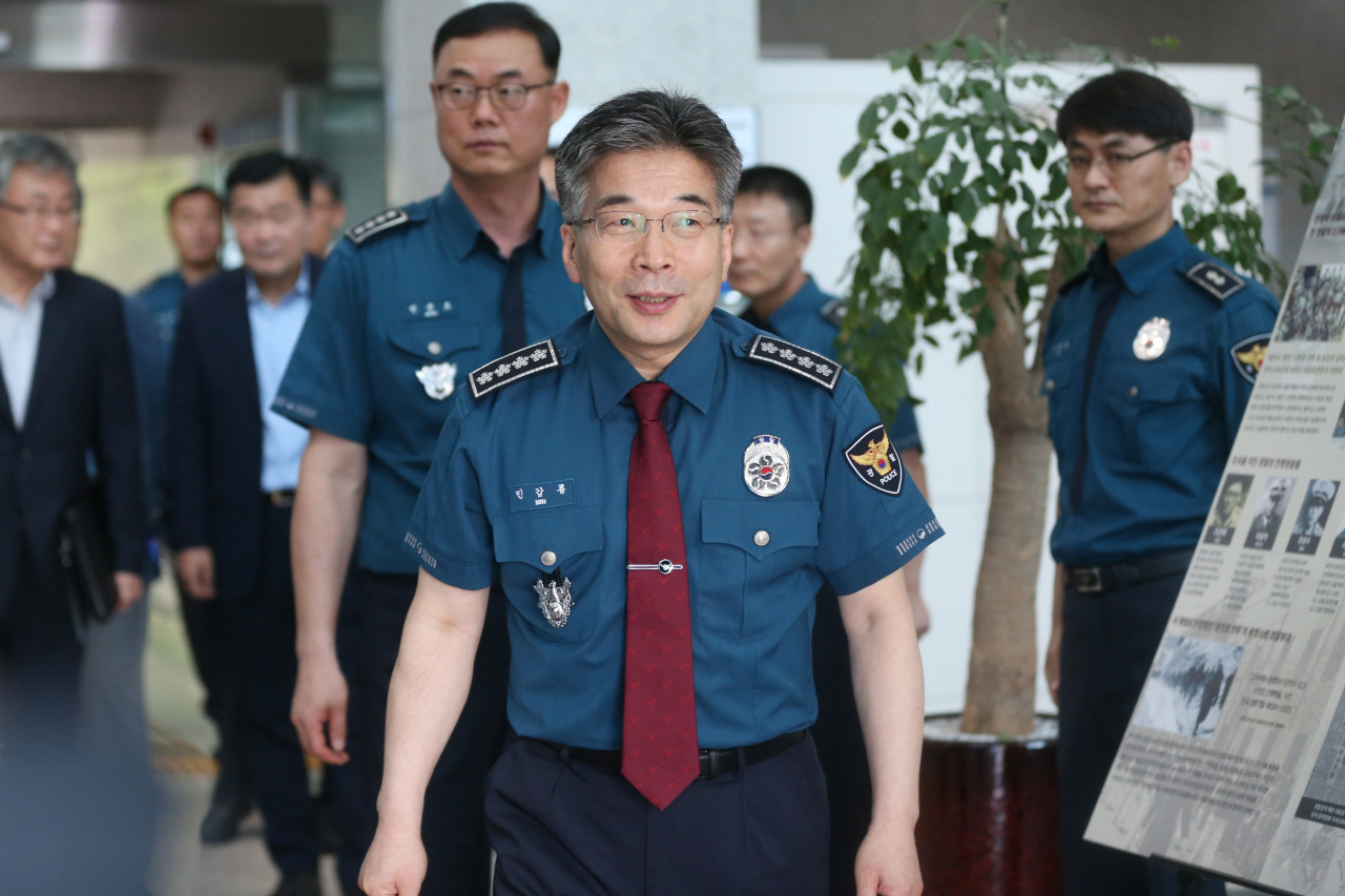 민갑룡 경찰청장 28일 오후 사상자 27명을 낸 '광주 클럽 구조물 붕괴 사고'와 관련해 수사본부가 꾸려진 광주 서부경찰서를 찾아 수사 진행 상황 등을 보고 받고 돌아가고 있다. 연합뉴스