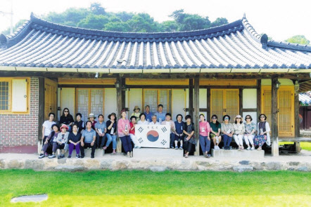 남도종가 보물투어 중 학봉종택에서 머문 뒤 ‘불원복 태극기’와 함께 기념촬영을 한 참가자들.