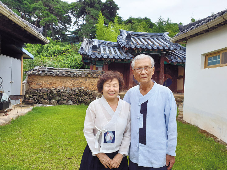 학봉종택 지키는 종손 고영준(오른쪽)-종부 이숙재님. [담양=김성진 기자]