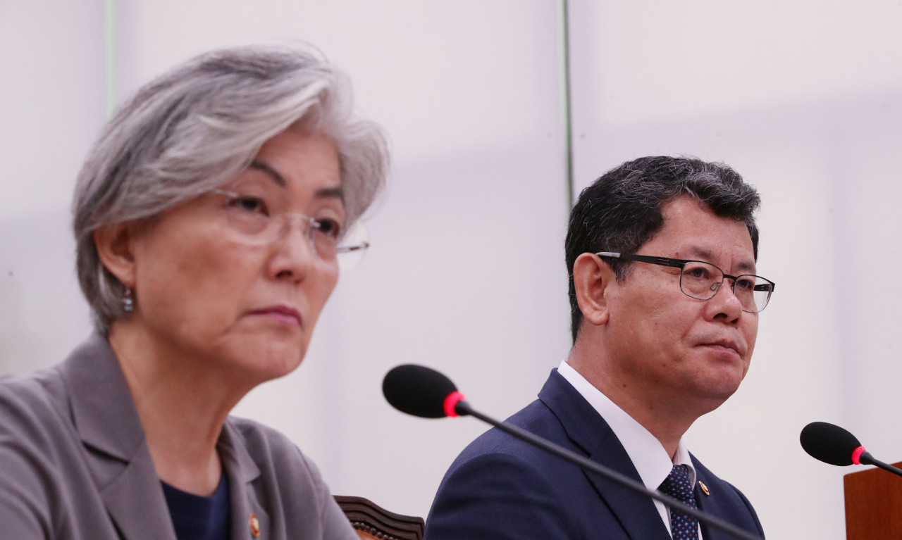 강경화 외교부 장관과 김연철 통일부 장관이 30일 국회에서 열린 외교통일위원회 전체회의에 서 의원 질의를 듣고 있다. [연합]