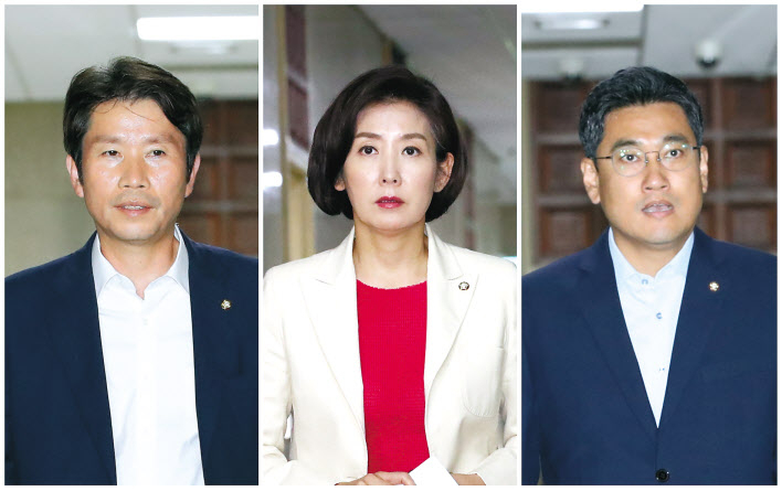 더불어민주당 이인영(왼쪽부터), 자유한국당 나경원, 바른미래당 오신환 교섭단체 원내대표들이 지난 29일 오후 회동을 위해 국회 운영위원장실로 각각 들어가고 있다. [연합]