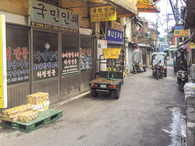 충무로 인쇄골목의 ‘필수 아이템’ 삼발이 오토바이가 지나가고 있다. [서울시 제공]