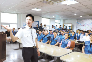 경기도 광주시 CJ대한통운 택배 터미널에서 진행한 ‘교통안전·여성안심 문화 조성’ 교육에서 서울지방경찰청 교통안전계 신영빈 경장이 택배기사들에게 교통법규, 안전운전 수칙 등을 알려주고 있다.