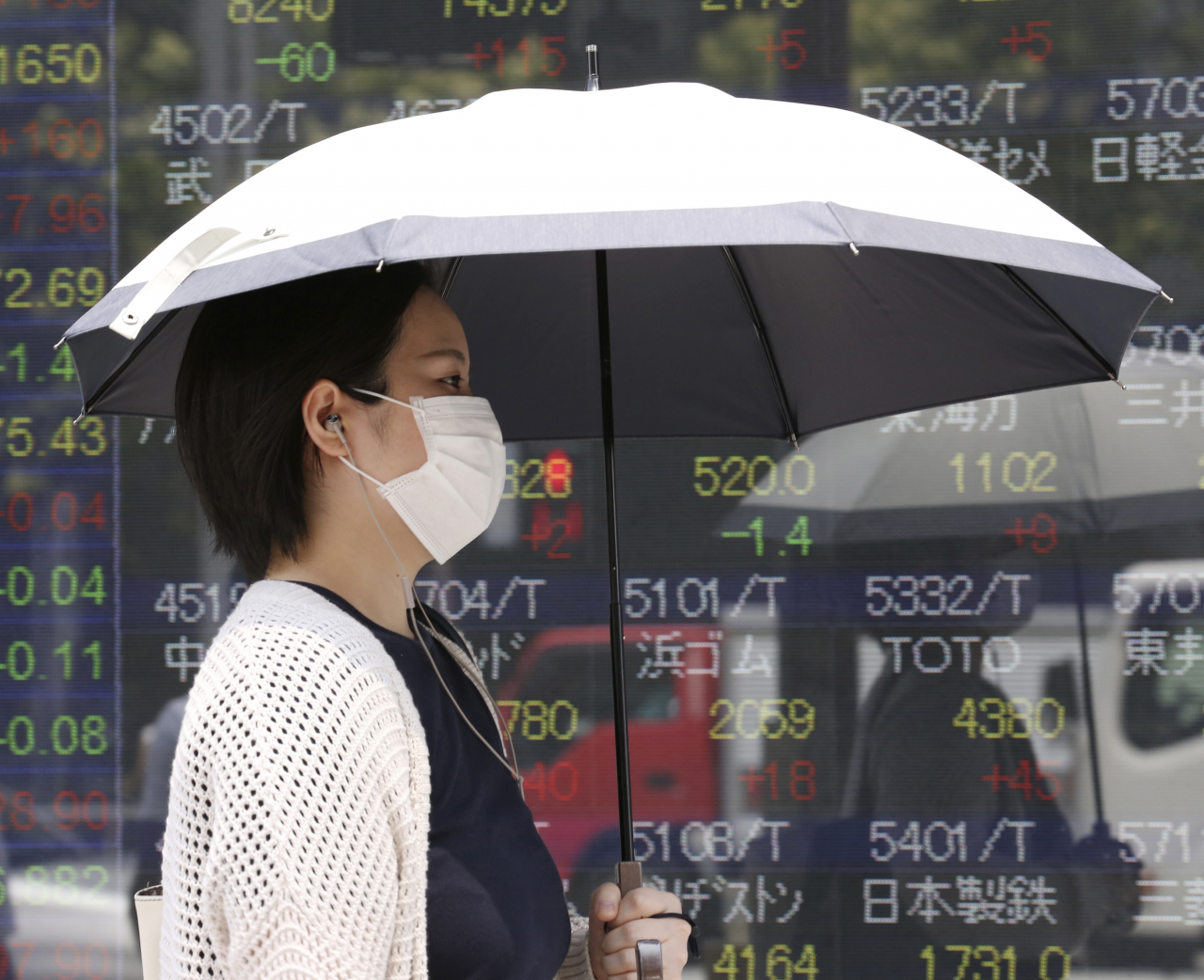 일본은행은 내년 3월까지 경제성장률 전망치를 기존 0.8%에서 0.7%로 하향조정했다. [AP]
