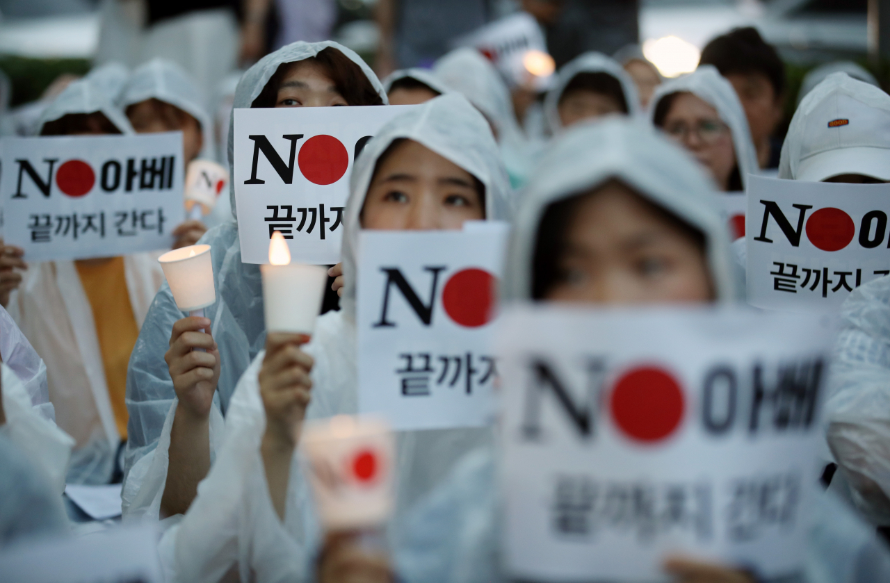일본 정부의 대한 무역 규제 강화 조치에 대한 반발로 펼쳐지고 있는 국내 일본제품 불매운동이 장기화 양상을 보이자 일본 언론이 연일 심층보도에 나서고 있다. 사진은 지난 25일 서울 주한일본대사관 앞에서 일본제품 불매운동에 나선 참가자들의 모습. [연합]