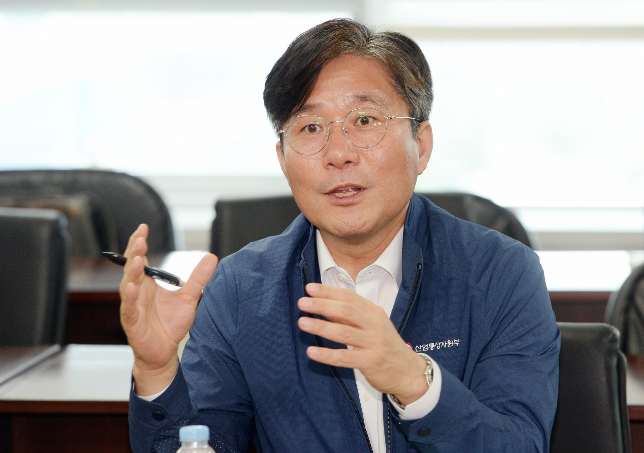 성윤모 산업통상자원부 장관이 30일 경기 평택 반도체·디스플레이 장비업체인 원익IPS 를 방문, 일본의 화이트리스트(백색국가) 배제 결정에 대비해 피해가 우려되는 품목에 대한 상황을 점검하고 있다. ［산업통상자원부 제공］