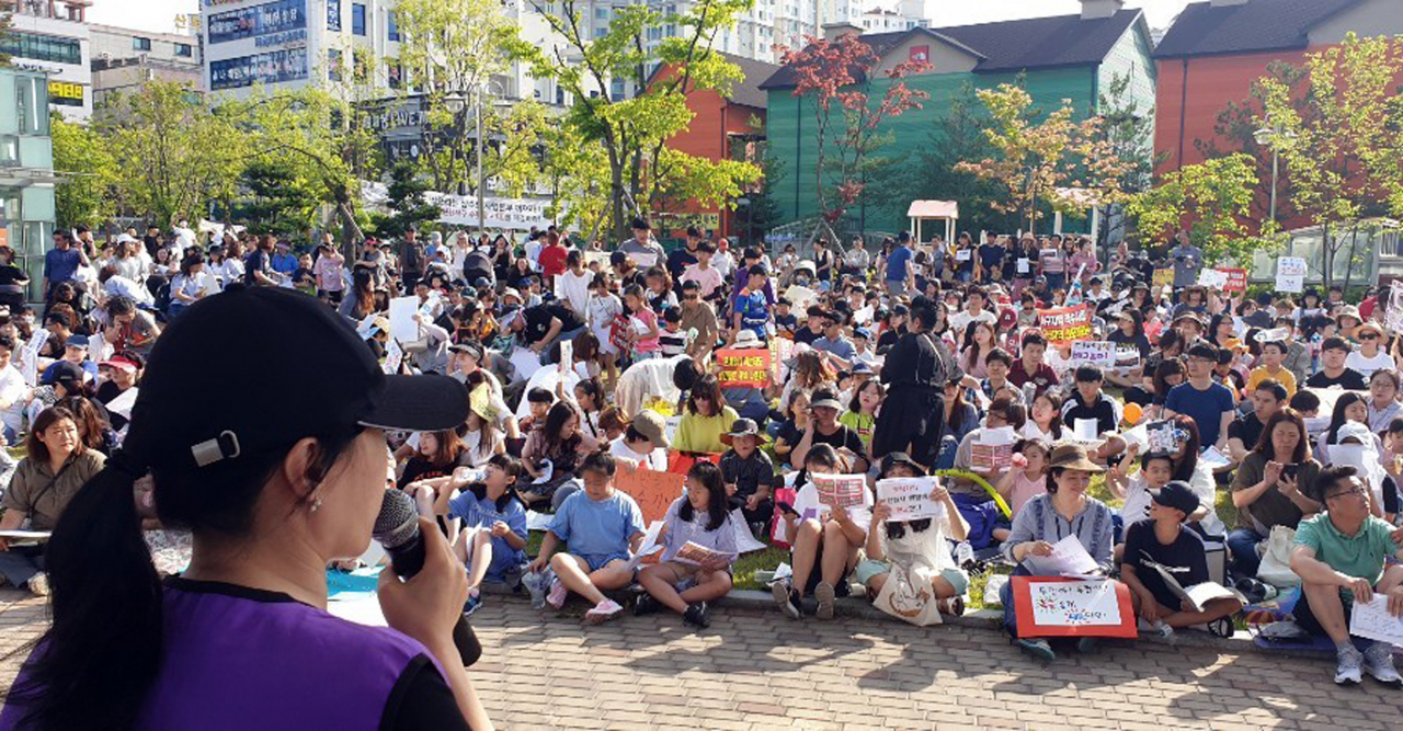 지난 6월 16일 오후 인천시 서구 마전동 완전사거리 인근에서 주민들이 '붉은 수돗물 사태'와 관련해 인천시와 인천상수도사업본부를 규탄하는 집회를 하고 있다. [연합]