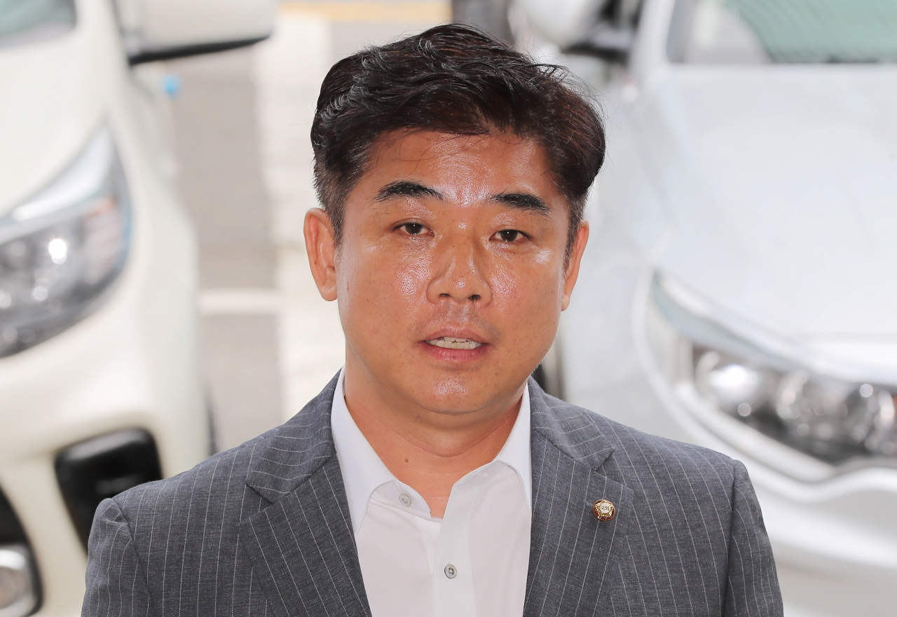 김병욱 더불어민주당 의원이 ‘패스트트랙 고발’ 관련 수사를 받기 위해 30일 오후 서울 영등포경찰서에 출석하며 취재진 질문에 답하고 있다. [연합]