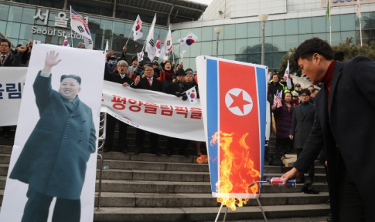 북한 현송월 삼지연 관현악단장이 방남했을 당시 보수단체 회원들이 서울역 앞에서 벌인 화형식 퍼포먼스. [연합]