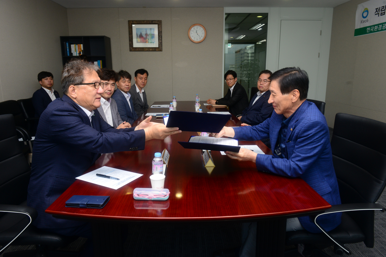 장준영(왼쪽) 한국환경공단 이사장과 이상목 과학기술인공제회 이사장이 업무협약을 체결하고 있다.[과학기술인공제회 제공]