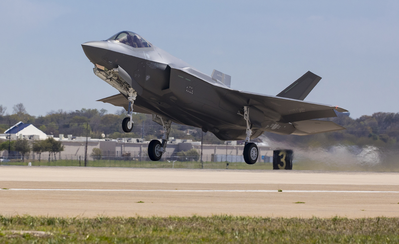 지난 3월 한국에 인도된 F-35 1호기가 시험비행을 위해 이륙하고 있다.[사진=방위사업청]