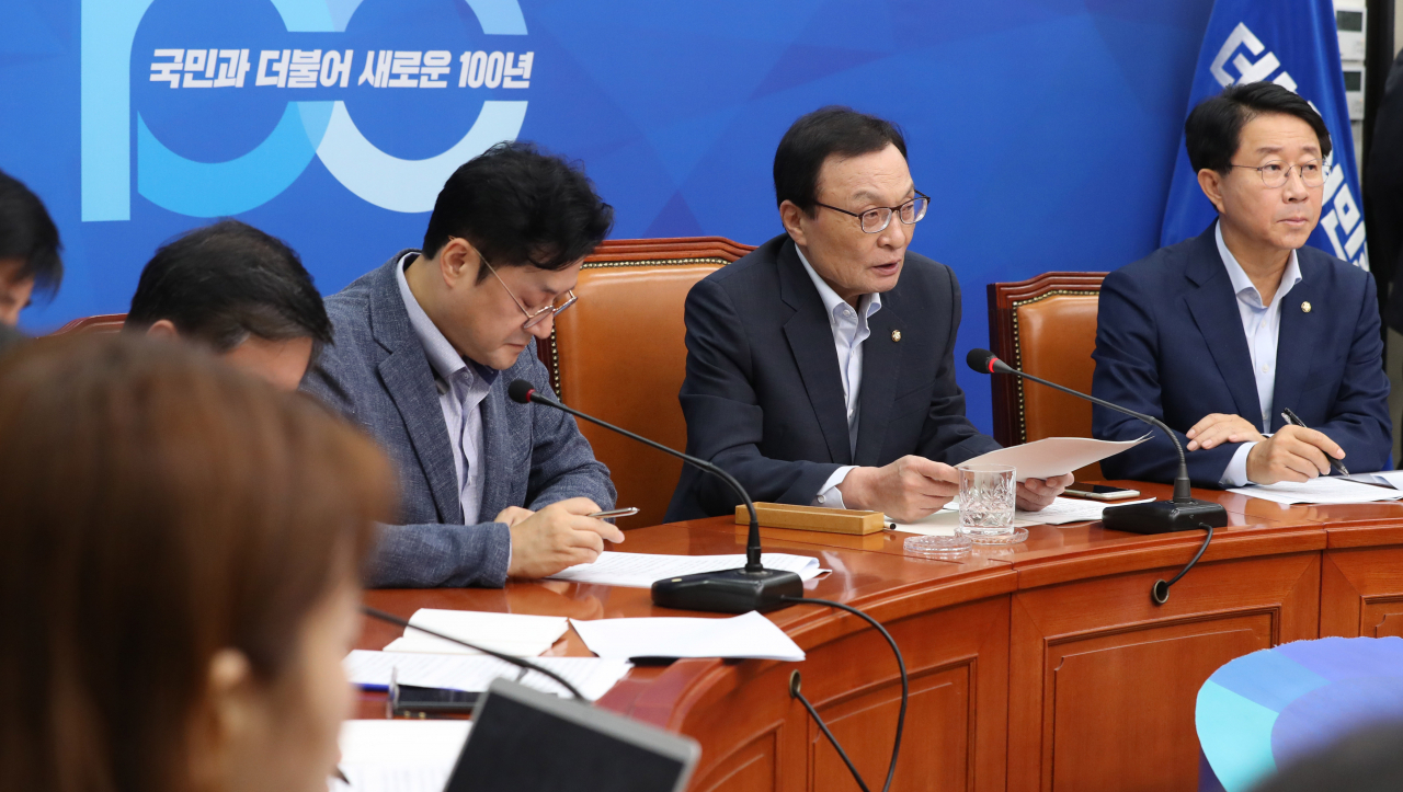 더불어민주당 이해찬 대표가 30일 오전 국회 당대표회의실에서 열린 정례 기자간담회에서 모두발언하고 있다. [연합]