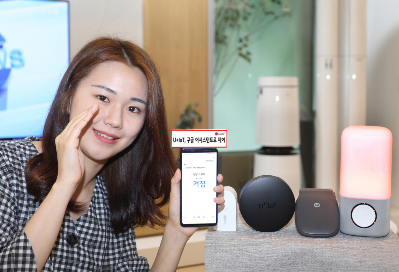 LG유플러스 모델이 IoT 제품에 구글 인공지능(AI) 음성비서 ‘구글 어시스턴트’ 연동을 알리고 있다. [LG유플러스 제공]