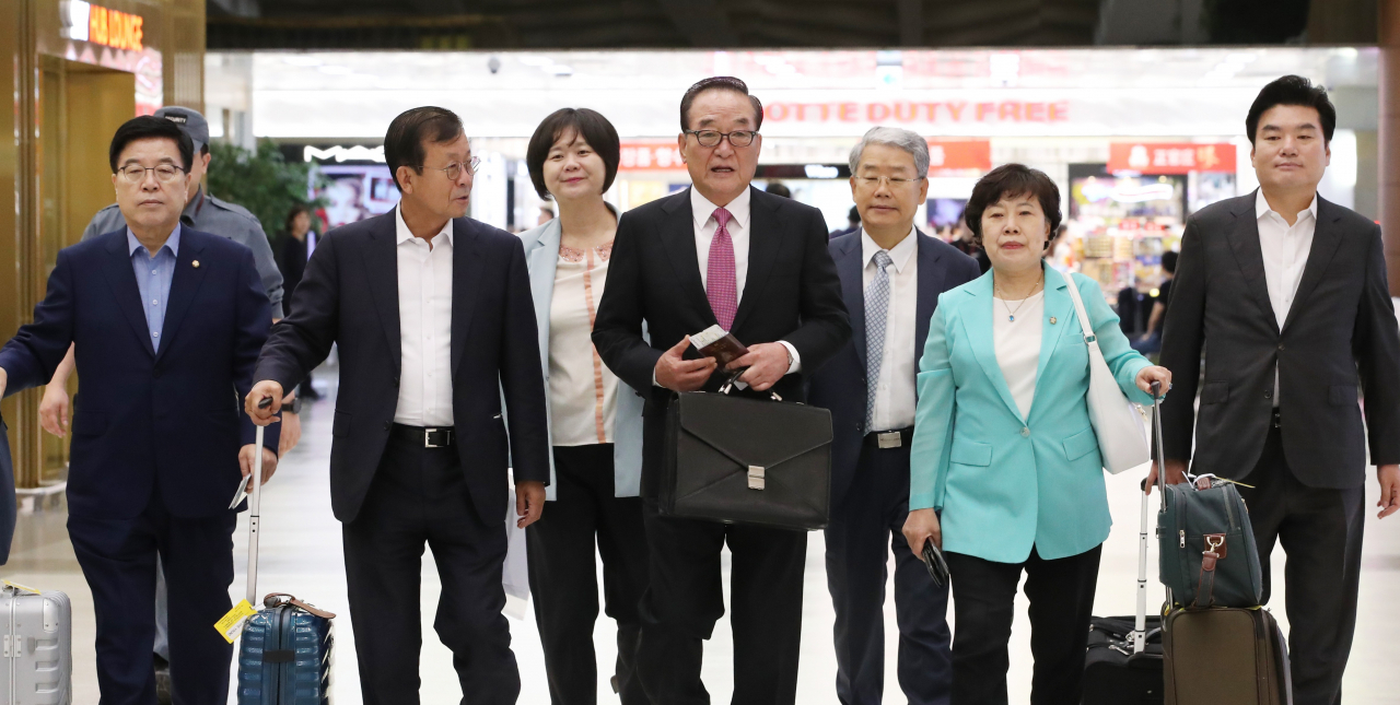 일본의 대(對)한국 수출규제 해법 모색을 위해 일본 도쿄를 찾아 1박 2일간의 의회 외교에 나서는 더불어민주당 원혜영·무소속 서청원 의원 등 국회 방일단이 31일 김포공항에서 출국하고 있다. 사진 왼쪽부터 자유한국당 김광림·더불어민주당 원혜영·정의당 이정미·무소속 서청원·바른미래당 김동철·민주평화당 조배숙·자유한국당 원유철 의원. [연합]