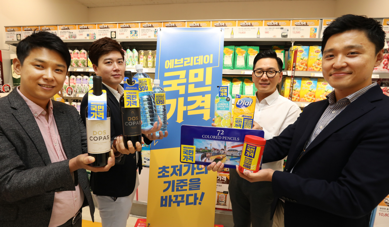 이마트 바이어들이 내달 1일부터 선보일 '에브리데이 국민가격' 상품들을 소개하고 있다.