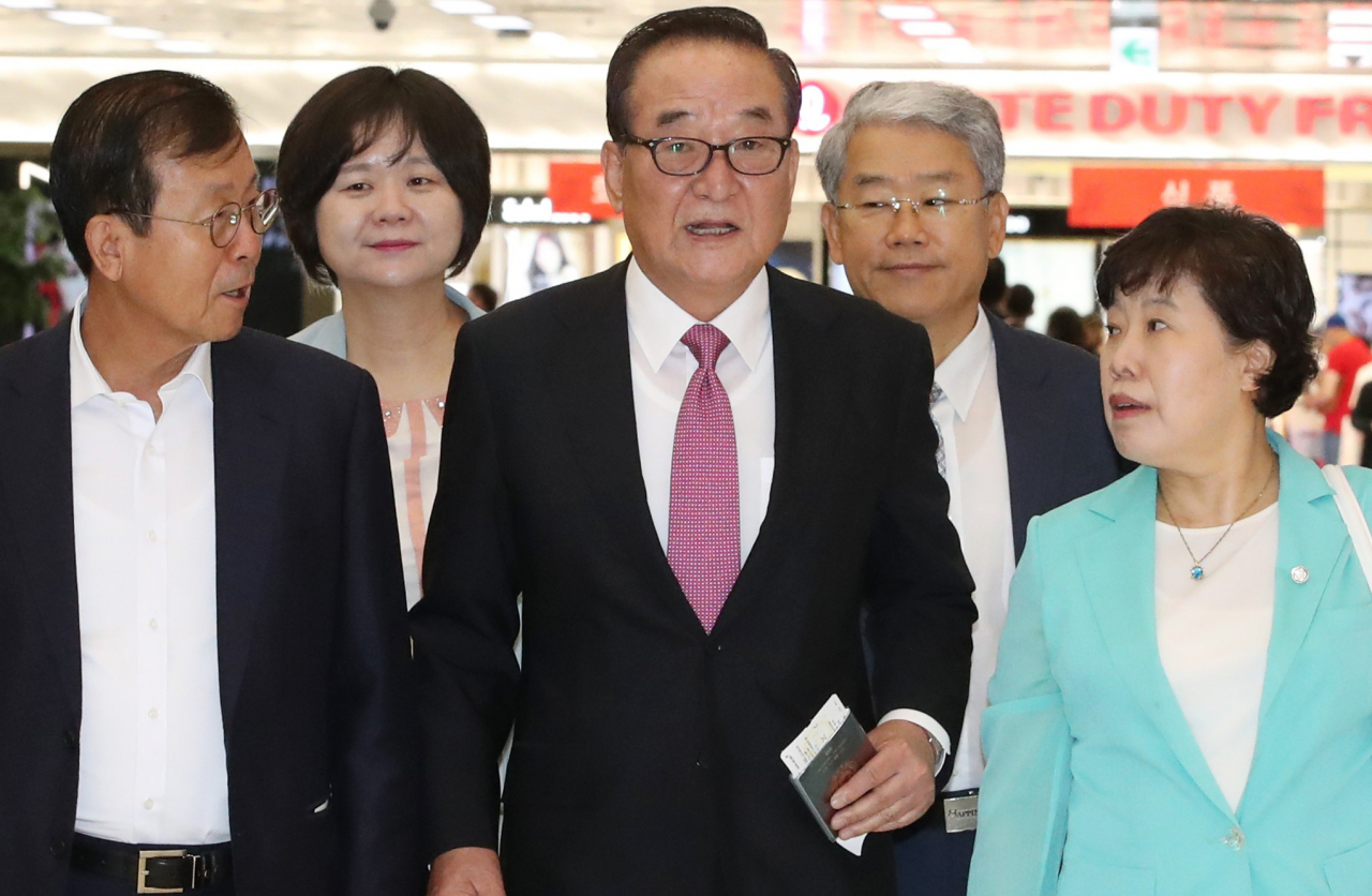 일본의 대(對)한국 수출규제 해법 모색을 위해 일본 도쿄(東京)를 찾아 1박 2일간의 의회 외교에 나서는 더불어민주당 원혜영·무소속 서청원 의원 등 국회 방일단이 31일 김포공항에서 출국하고 있다. 사진 왼쪽부터 더불어민주당 원혜영·정의당 이정미·무소속 서청원·바른미래당 김동철·민주평화당 조배숙 의원. [연합]