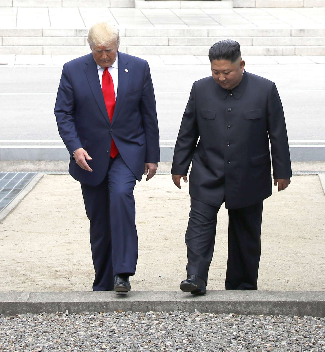 도널드 트럼프 미국 대통령과 김정은 북한 국무위원장이 지난달 30일 판문점에서 함께 군사분계선을 넘어 남측으로 넘어오고 있다. [연합]