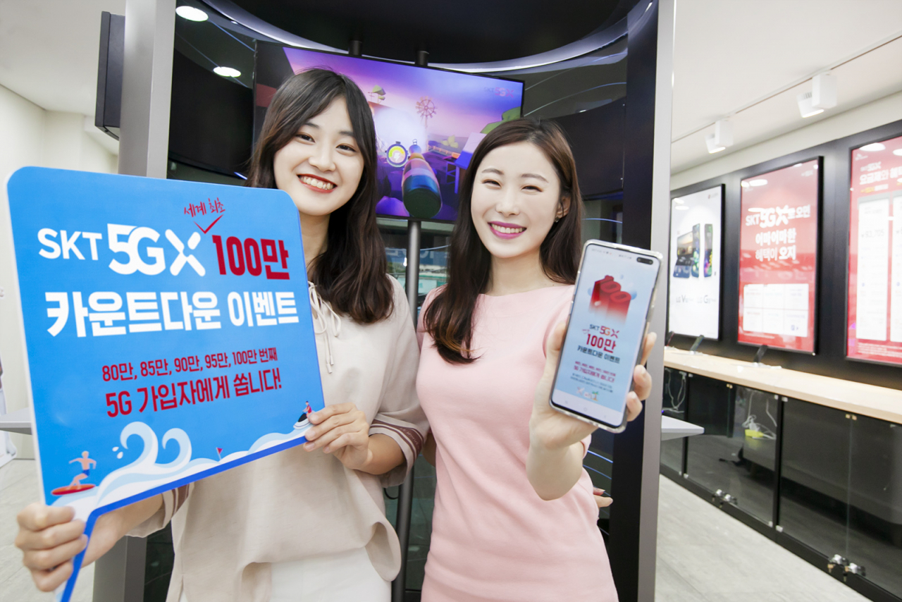 SK텔레콤 모델이 5G 가입자 100만 돌파 카운트다운 이벤트를 알리고 있다. [SK텔레콤 제공]
