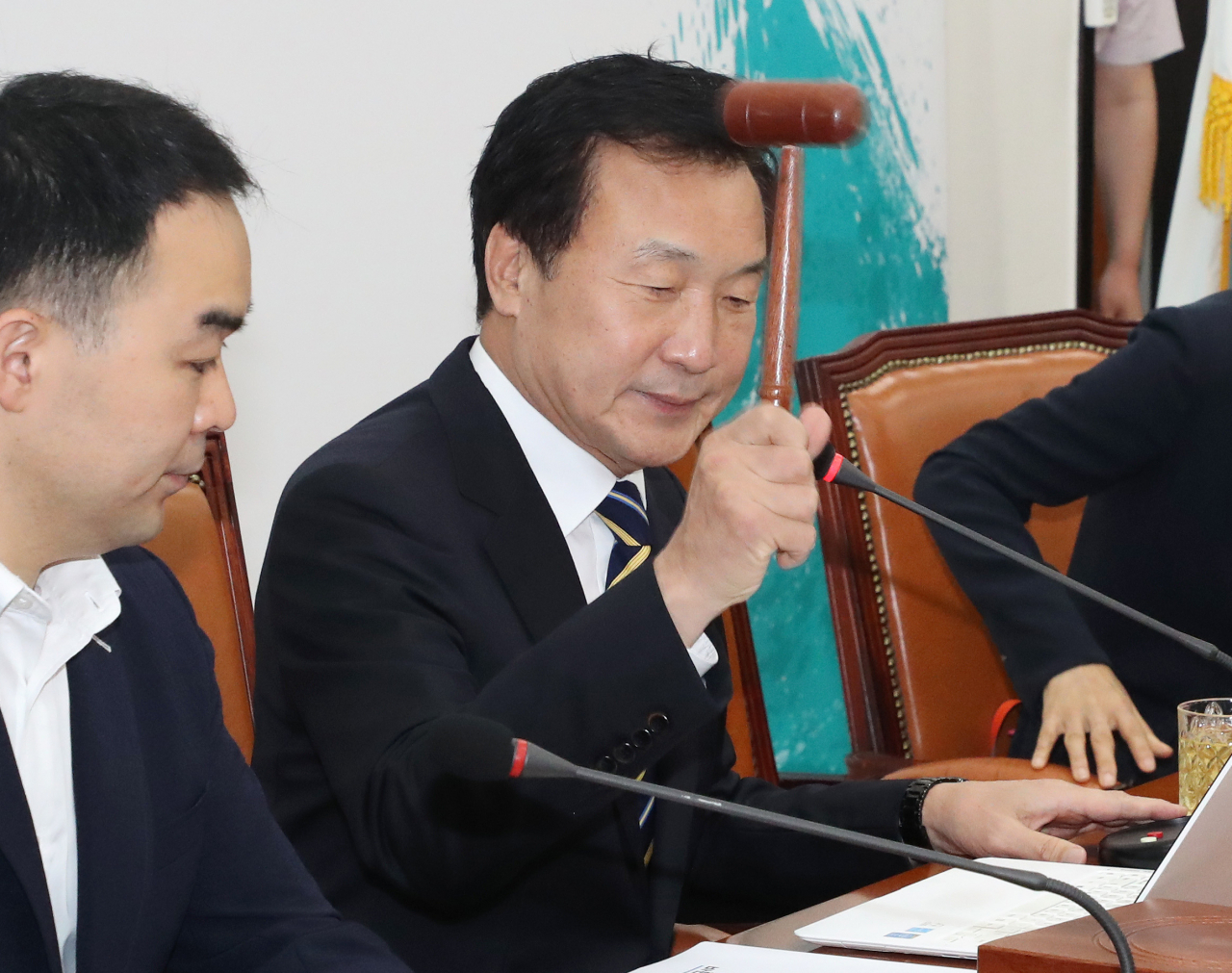 손학규 바른미래당 대표가 31일 오전 국회에서 열린 최고위원회의에서 의사봉을 두드리고 있다. [연합]