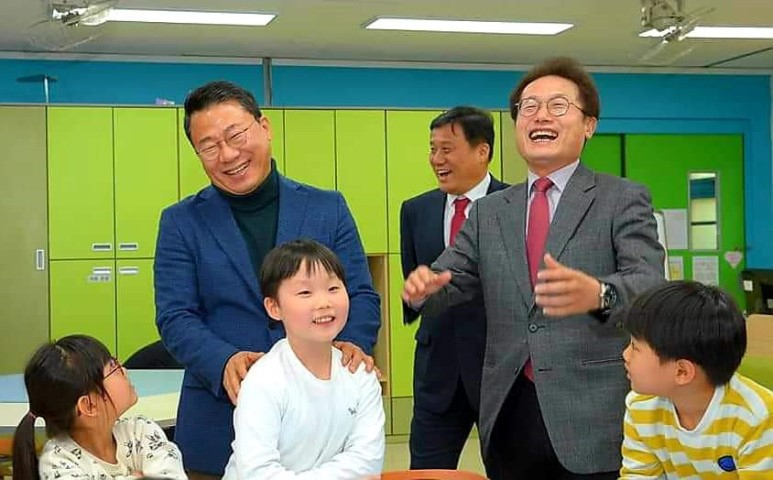 중구형 초등돌봄교실 1호 서울 흥인초등학교에서 서양호 구청장과 조희연 서울교육감이 웃고 있다. [서양호 구청장 페이스북]