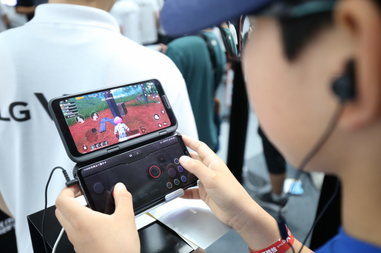 한 사용자가 LG V50 ThinQ 듀얼 스크린으로 게임을 즐기고 있다. [LG전자 제공]