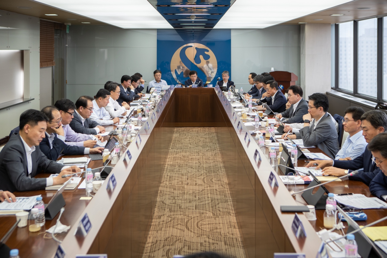 매월 전 그룹사 CEO들이 참석하는 신한금융 그룹경영회의